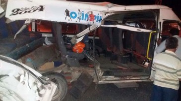 Ağrı’da zırhlı polis aracı ile minibüs çarpıştı: 2’si ağır 6 yaralı