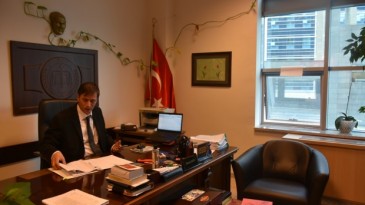 Hakimin odasında şaşırtan misafir