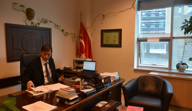 Hakimin odasında şaşırtan misafir