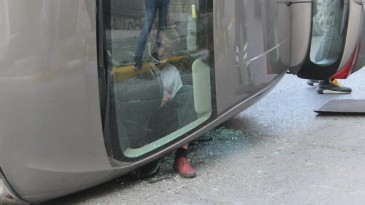 Takla atan arabada sıkıştı! Ayağı ise dışarıda…