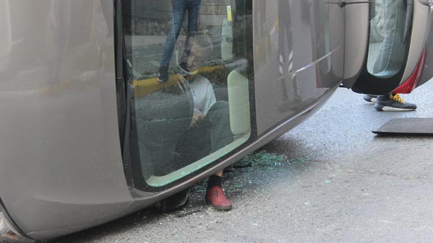 Takla atan arabada sıkıştı! Ayağı ise dışarıda…