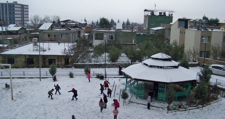 HASSA’da ÖĞRENCİLER KARDA DOYASIYA EĞLENDİLER