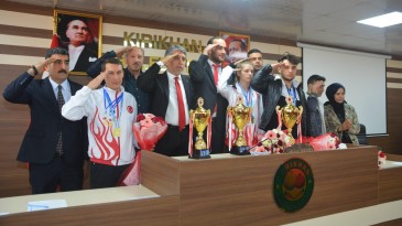 AVRUPA ŞAMPİYONLARINA KIRIKHAN’DA GÖRKEMLİ KARŞILAMA