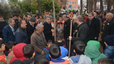 KAYMAKAM VE BELEDİYE BAŞKANI “GELECEĞE BİR FİDANDA SEN DİK” KAMPANYASINA KATILDI