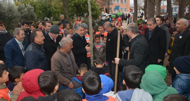 KAYMAKAM VE BELEDİYE BAŞKANI “GELECEĞE BİR FİDANDA SEN DİK” KAMPANYASINA KATILDI