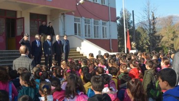 KAYMAKAM VE BELEDİYE BAŞKANI OKULLARI ZİYARET EDİP BAYRAK TÖRENİNE KATILDI
