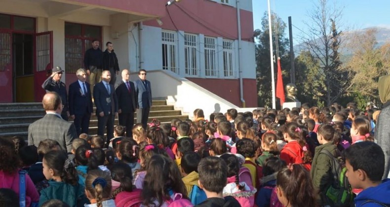 KAYMAKAM VE BELEDİYE BAŞKANI OKULLARI ZİYARET EDİP BAYRAK TÖRENİNE KATILDI