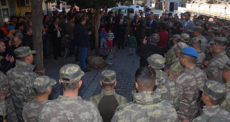 KIRIKHAN’DA MEHMETÇİKLERE KURBAN KESİLİP DUA EDİLDİ