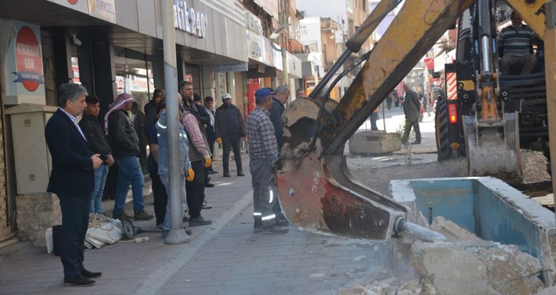 MAREŞAL ÇAKMAK CADDESİ VE ULU CAMİİ ÖNÜNDEKİ KAPALI ÇARŞI TRAFİĞE AÇILIYOR