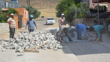 KIRIKHAN BELEDİYESİ KİLİT TAŞI DÖŞEME VE YOL DÜZENLEME ÇALIŞMALARINA HIZ KAZANDIRDI