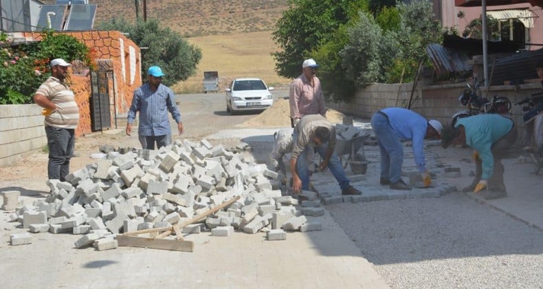 KIRIKHAN BELEDİYESİ KİLİT TAŞI DÖŞEME VE YOL DÜZENLEME ÇALIŞMALARINA HIZ KAZANDIRDI