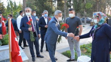 KAYMAKAM ARSLAN, MİLLETVEKİLİ YAYMAN, BAŞKAN YAVUZ BAYRAMDA ŞEHİT AİLELERİNİ YALNIZ BIRAKMADI