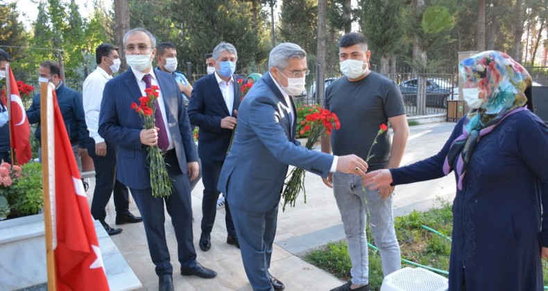 KAYMAKAM ARSLAN, MİLLETVEKİLİ YAYMAN, BAŞKAN YAVUZ BAYRAMDA ŞEHİT AİLELERİNİ YALNIZ BIRAKMADI