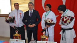 BAŞKAN YAVUZ DÜNYA ŞAMPİYONLARINI ALINLARINDAN ÖPEREK KARŞILADI