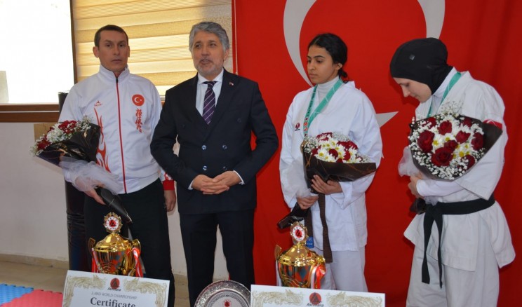 BAŞKAN YAVUZ DÜNYA ŞAMPİYONLARINI ALINLARINDAN ÖPEREK KARŞILADI
