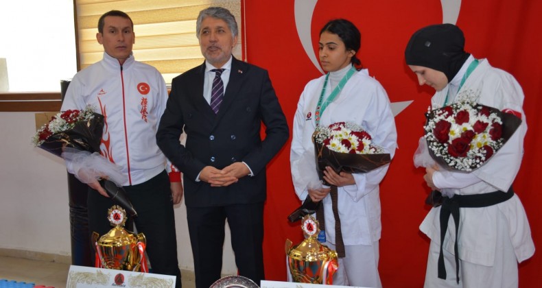 BAŞKAN YAVUZ DÜNYA ŞAMPİYONLARINI ALINLARINDAN ÖPEREK KARŞILADI