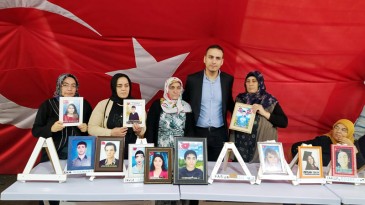 Adil Dünya Vakfı’ndan evlat nöbetindeki ailelere ziyaret!