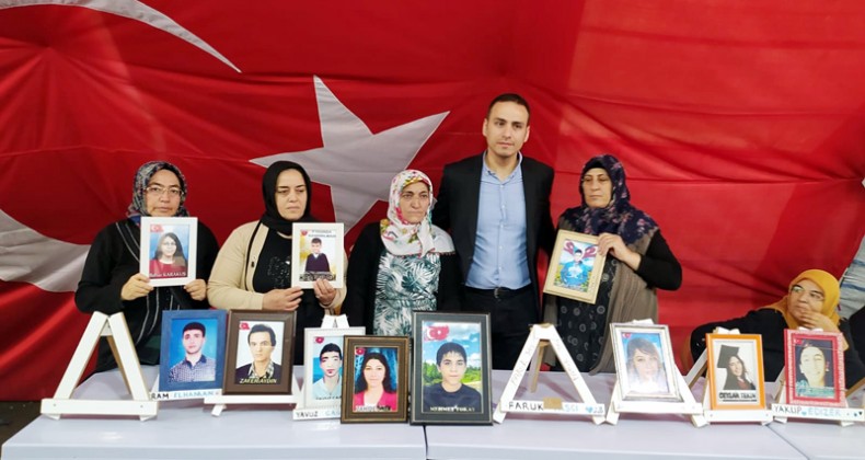 Adil Dünya Vakfı’ndan evlat nöbetindeki ailelere ziyaret!