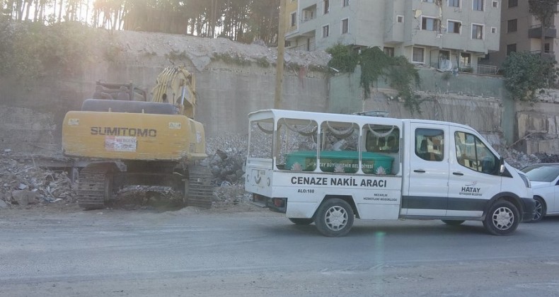 Depremin 215. gününde enkazdan ceset çıktı