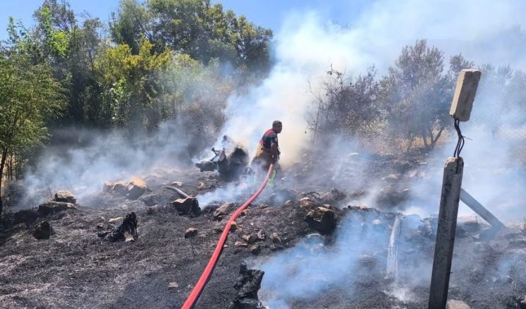 KIRIKHAN’DA BAHÇE VE ÇADIR YANGINI: İTFAİYE BÜYÜK FELAKETİ ÖNLEDİ