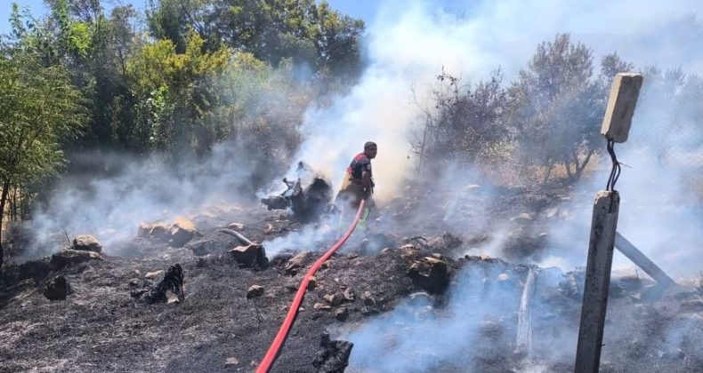 KIRIKHAN’DA BAHÇE VE ÇADIR YANGINI: İTFAİYE BÜYÜK FELAKETİ ÖNLEDİ