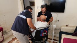 HBB’DEN REYHANLI’DA ENGELLİ VATANDAŞA AKÜLÜ TEKERLEKLİ SANDALYE DESTEĞİ
