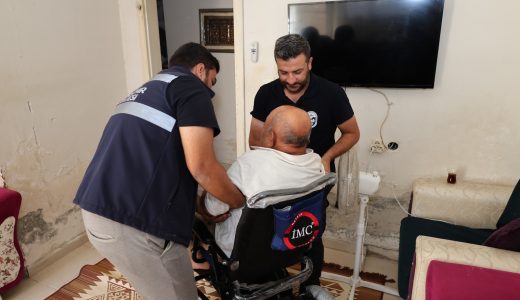 HBB’DEN REYHANLI’DA ENGELLİ VATANDAŞA AKÜLÜ TEKERLEKLİ SANDALYE DESTEĞİ