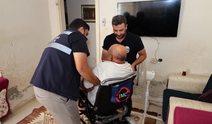 HBB’DEN REYHANLI’DA ENGELLİ VATANDAŞA AKÜLÜ TEKERLEKLİ SANDALYE DESTEĞİ