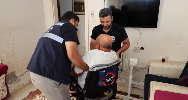 HBB’DEN REYHANLI’DA ENGELLİ VATANDAŞA AKÜLÜ TEKERLEKLİ SANDALYE DESTEĞİ