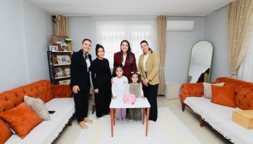 Esra Masatlı “Yüreğimizdeki Işık” Projesi Kapsamında Antakya’da Aileleri Ziyaret Etti