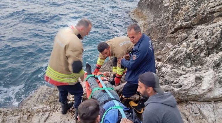 Karamağara Koyu’nda Kayalıklardan Düşen Balıkçı İtfaiye Ekiplerince Kurtarıldı