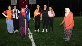 KADINLAR CUMHURİYET COŞKUSUNU HALI SAHADA YAŞADI