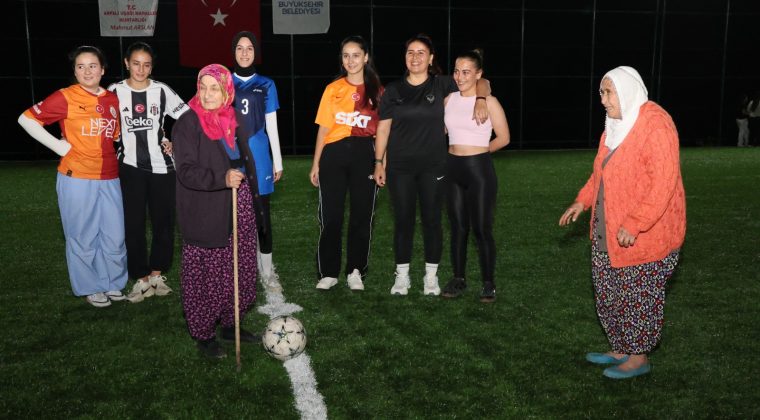 KADINLAR CUMHURİYET COŞKUSUNU HALI SAHADA YAŞADI