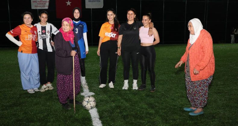KADINLAR CUMHURİYET COŞKUSUNU HALI SAHADA YAŞADI