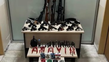 HATAY’DA KAPSAMLI SİLAH OPERASYONU: 17 TABANCA VE ÇOK SAYIDA MÜHİMMAT ELE GEÇİRİLDİ