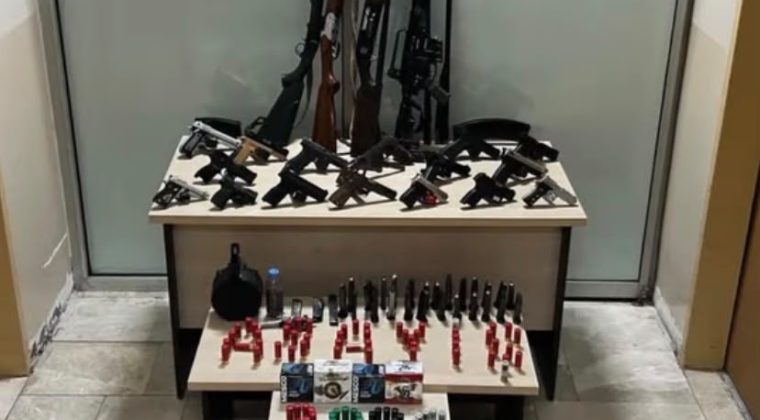 HATAY’DA KAPSAMLI SİLAH OPERASYONU: 17 TABANCA VE ÇOK SAYIDA MÜHİMMAT ELE GEÇİRİLDİ