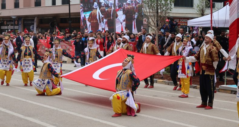 YENİDEN HAYAT BULAN ATATÜRK CADDESİ’NDE CUMHURİYET COŞKUSU